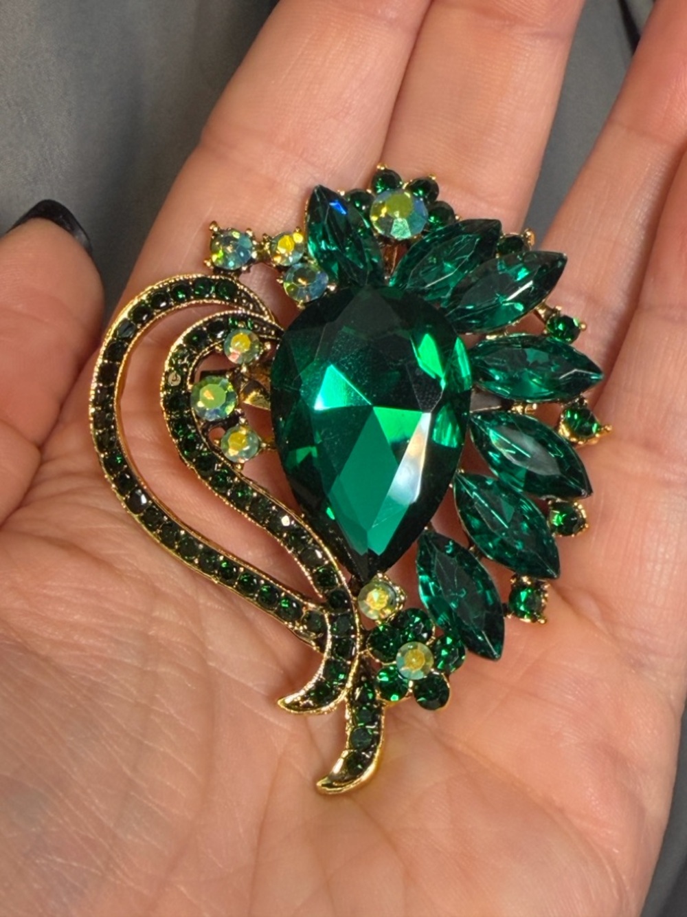 Heart Swirl Emerald Green Rhinestone Brooch Gold Tone Sparkly Pin 2.25"